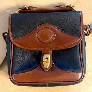 Vintage Dooney and Bourke Carrier Camera crossbody/satchel